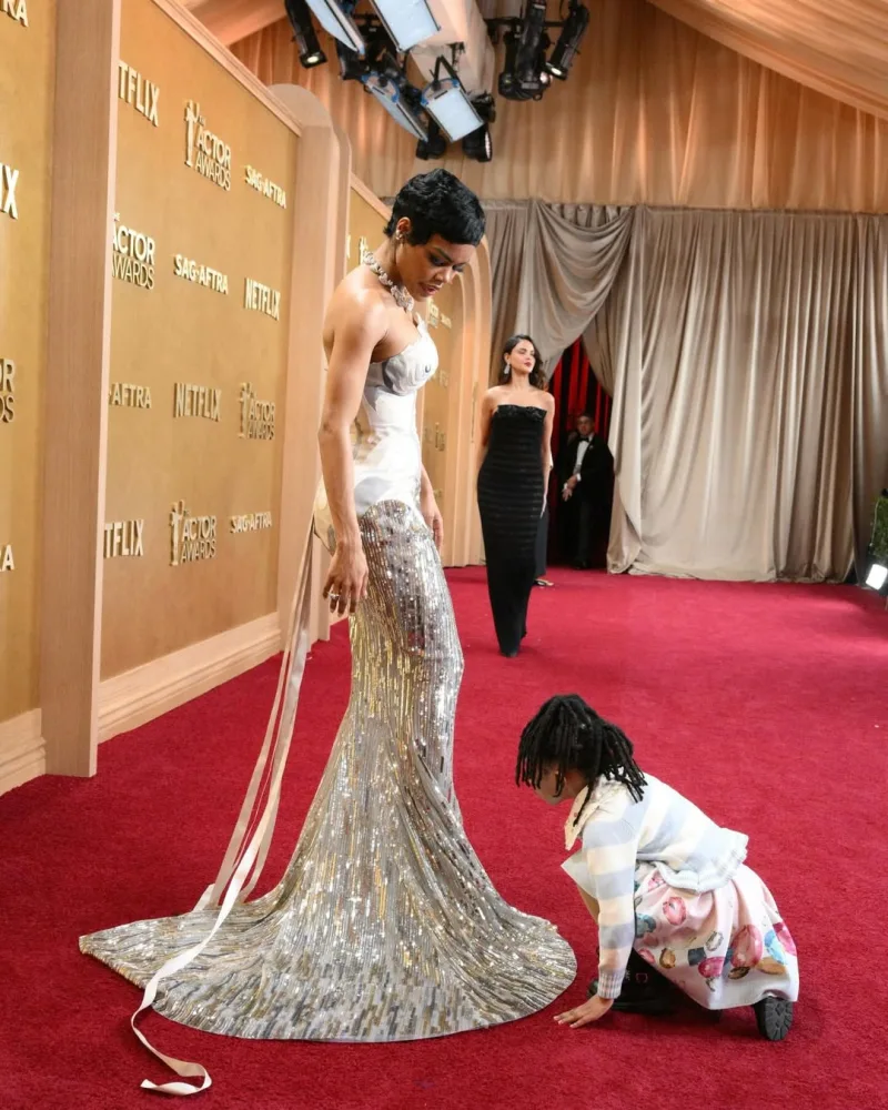 Η Teyana Taylor με την κόρη της Rue Rose στο κόκκινο χαλί των Actor Awards 2026.