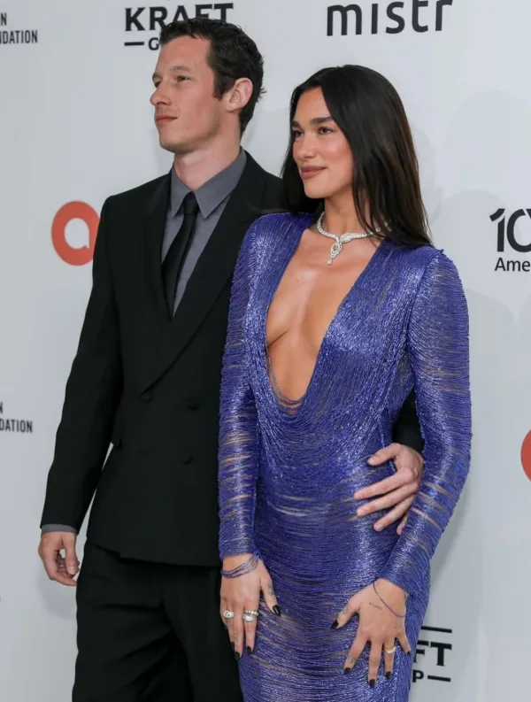 Η Dua Lipa με glamorous εμφάνιση στο πάρτι του Elton John για τα Όσκαρ.