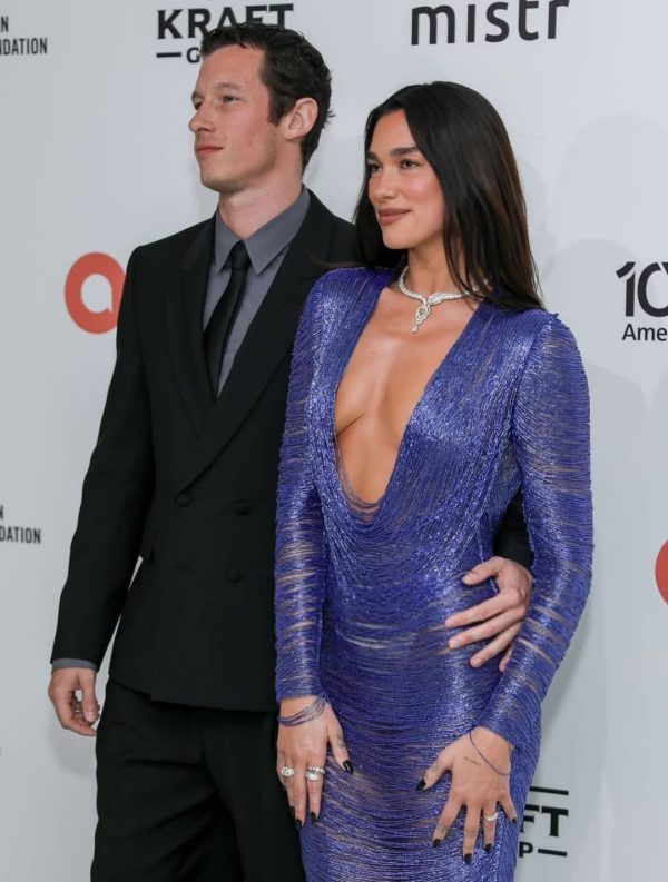 Η Dua Lipa με glamorous εμφάνιση στο πάρτι του Elton John για τα Όσκαρ.