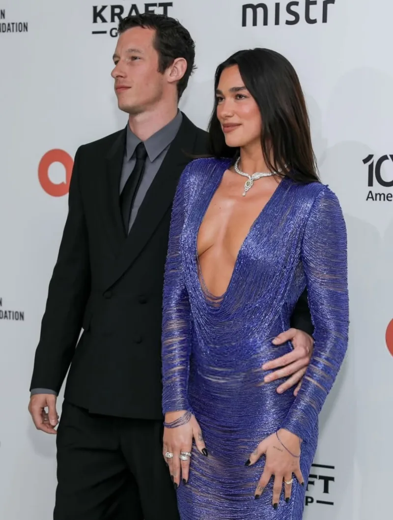 Η Dua Lipa με glamorous εμφάνιση στο πάρτι του Elton John για τα Όσκαρ.