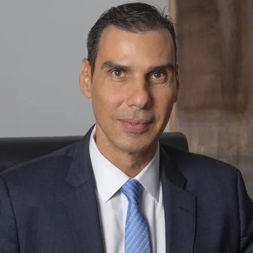 Άνδρας με κοστούμι και γραβάτα