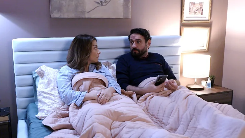 Ηθοποιοί από το σόι σου συζητούν ανησυχητικά στο κρεβάτι σε σκηνή από το επεισόδιο της Πέμπτης 19/3.