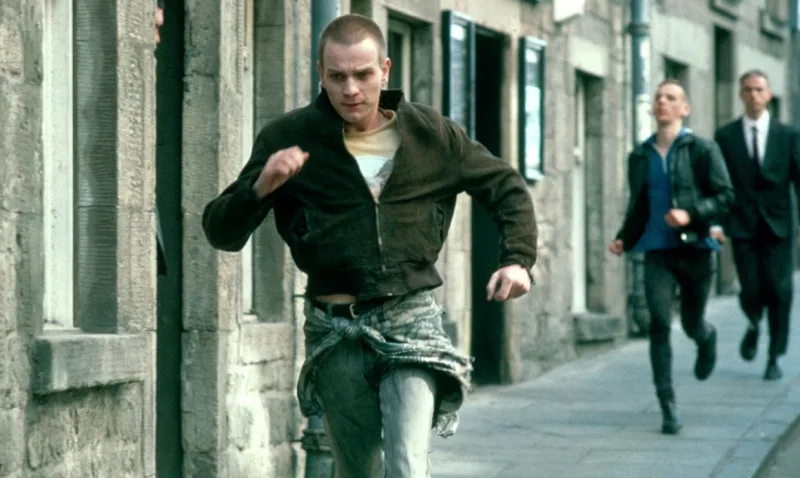 Σκηνή από την ταινία Trainspotting με τον πρωταγωνιστή να τρέχει στο δρόμο.