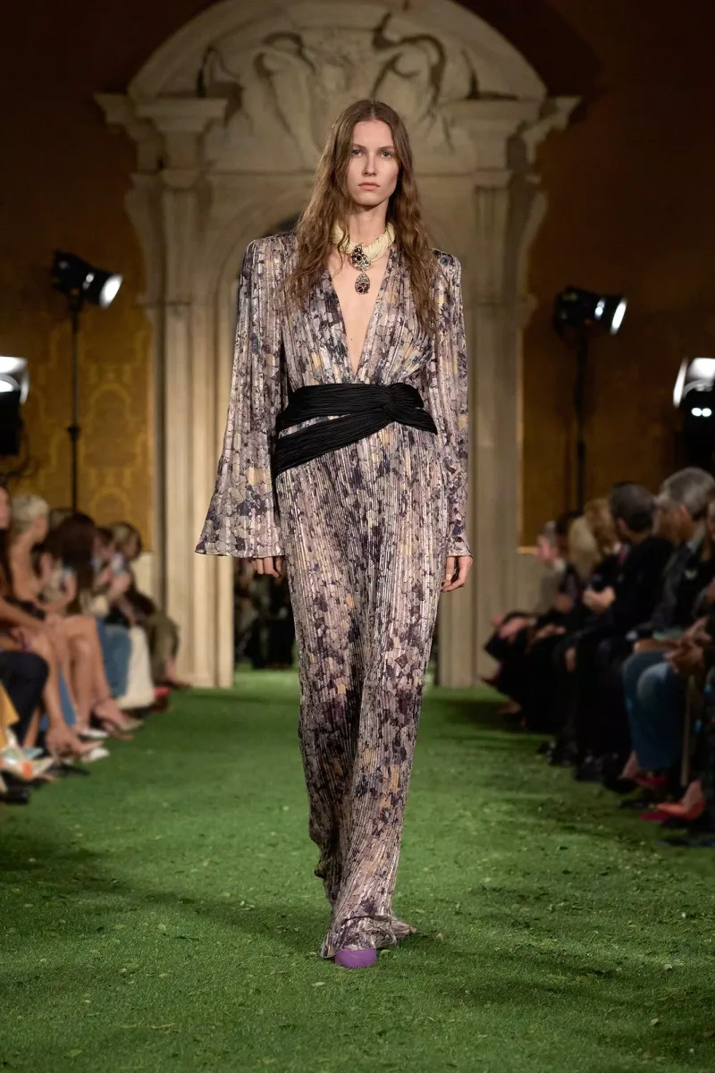 Σύνολο από τη συλλογή Interferenze του Alessandro Michele για τον οίκο Valentino, Φθινόπωρο-Χειμώνας 2026/27.