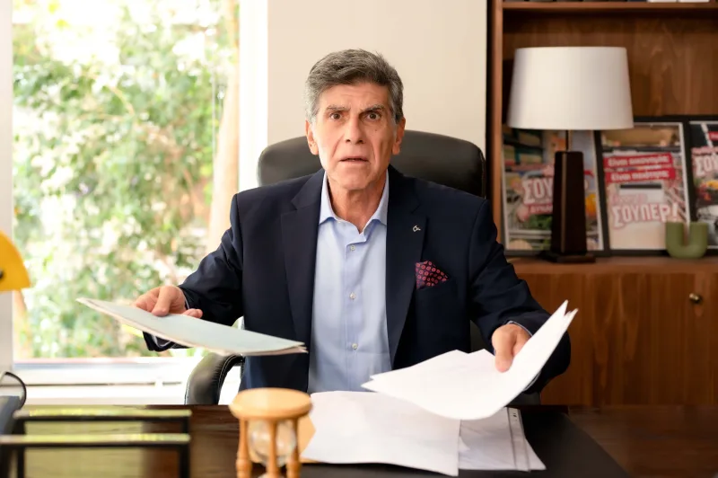 Ο ηθοποιός Γεράσιμος Σκιαδαρέσης σε σκηνή από τη νέα κωμική σειρά του ANT1 "Σούπερ Ήρωες".