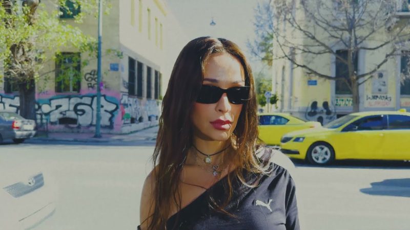 Η Ελένη Φουρέιρα με PUMA Speedcat προσδίδει street style αισθητική σε αστικό τοπίο της Αθήνας.