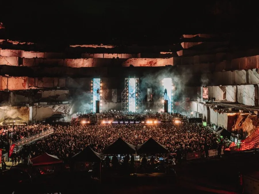 Το επιβλητικό "X" show των Adriatique στην Αθήνα, ένα εντυπωσιακό audiovisual experience με χιλιάδες κόσμου.