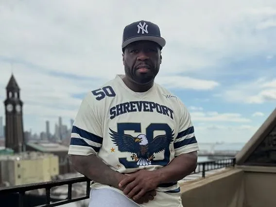 Ο 50 Cent ποζάρει με αθλητική φανέλα, αποτυπώνοντας την πορεία του προς την επιτυχία που παρουσιάζει το ντοκιμαντέρ Get Rich or Die Tryin’.