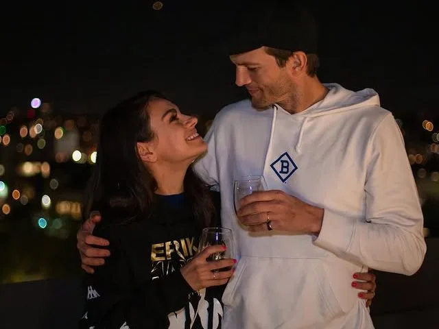 Ashton Kutcher και Mila Kunis απολαμβάνουν ποτό στο πολυτελές σπίτι τους στο Los Angeles, αλλάζοντας τους κανόνες της διακόσμησης.
