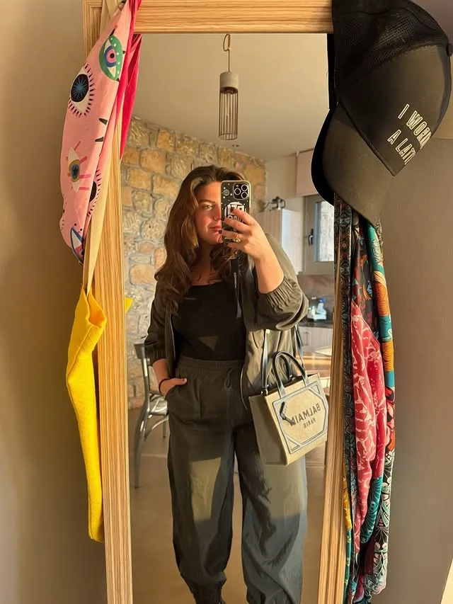 Η Δανάη Μπάρκα ποζάρει στον καθρέφτη με casual ντύσιμο, λίγες ημέρες πριν τον γάμο της στη Μεσσηνία.