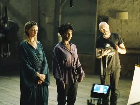 Η Anne Hathaway και η Michaela Coel σε σκηνή από την ταινία «Mother Mary» που αναμένεται να ενθουσιάσει τους fans της Taylor Swift.
