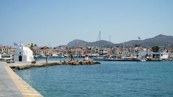 Γραφικό λιμανάκι με λευκά σπίτια, εκκλησία και ιστιοπλοϊκά, ιδανικός προορισμός για Σαββατοκύριακο κοντά στην Αθήνα.