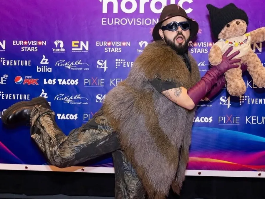 Ο Ακύλας ποζάρει με ένα αρκουδάκι στο Άμστερνταμ, λίγο πριν τη Eurovision 2026, φορώντας ιδιαίτερο καπέλο και γούνα.