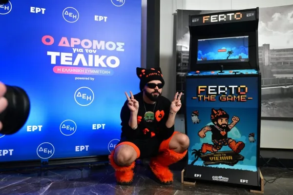 Ο Akylas ποζάρει με το παιχνίδι Ferto The Game, μετά τη νίκη του στο Sing for Greece για την Eurovision.