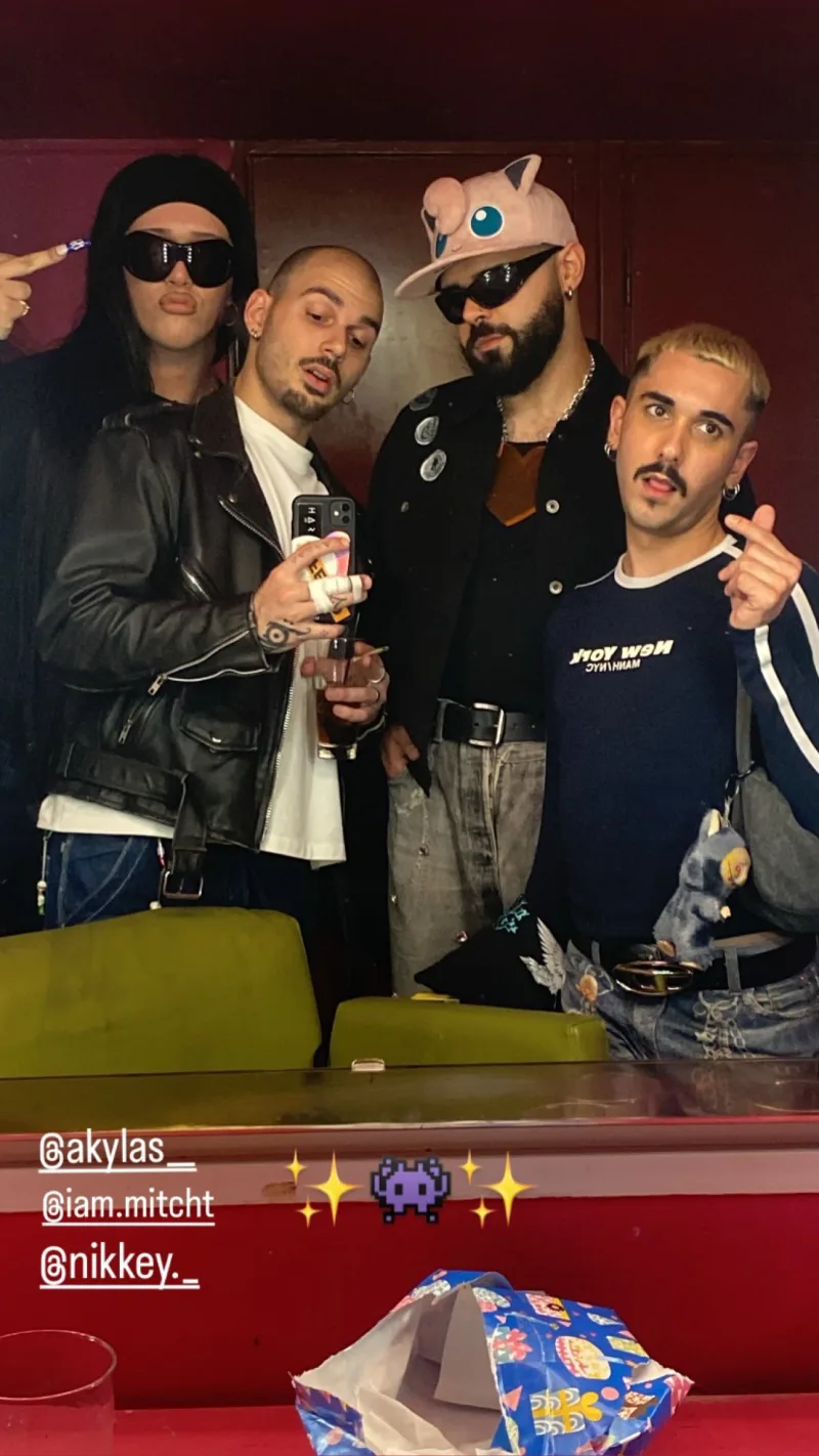 Ο Akylas και φίλοι του σε πάρτι λίγο πριν τη Eurovision 2026, απολαμβάνοντας την παρέα τους σε μια βραδιά ενότητας.