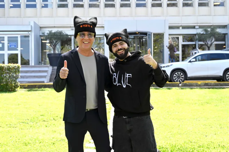 Ο Željko Joksimović και ο Akylas ποζάρουν με μαύρους σκούφους που γράφουν Ferto.