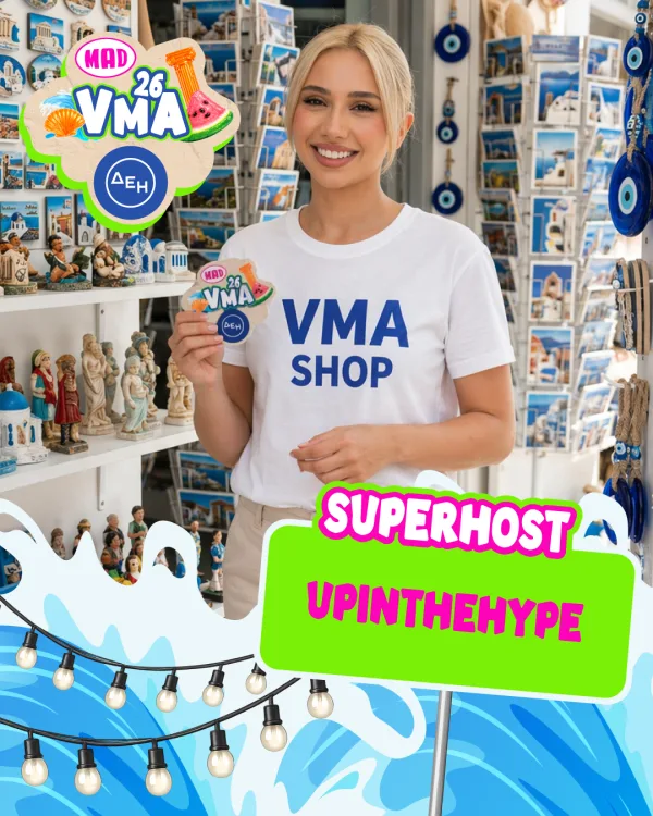 Η Superhost των Mad VMA 2026, UPINTHEHYPE, παρουσιάζει το VMA Shop με το λογότυπο της ΔΕΗ.