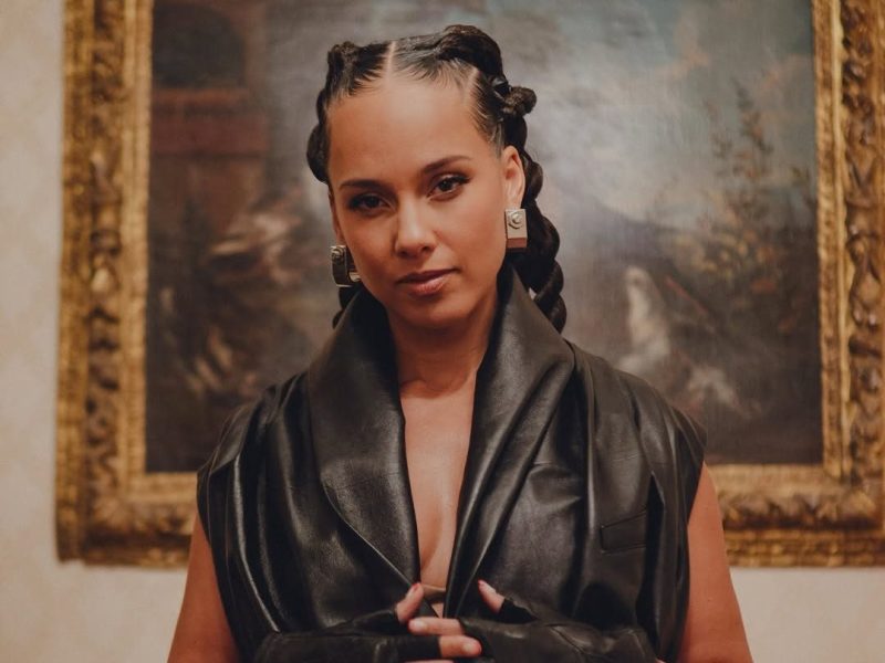 &Eta; Alicia Keys &pi;&omicron;&zeta;ά&rho;&epsilon;&iota; &mu;&epsilon; &delta;&epsilon;&rho;&mu;ά&tau;&iota;&nu;&omicron; &rho;&omicron;ύ&chi;&omicron;, &epsilon;&nu;ώ &sigma;&tau;&omicron; &beta;ά&theta;&omicron;&sigmaf; &delta;&iota;&alpha;&kappa;&rho;ί&nu;&epsilon;&tau;&alpha;&iota; έ&nu;&alpha;&sigmaf; &pi;ί&nu;&alpha;&kappa;&alpha;&sigmaf;, &sigma;&tau;&omicron; &pi;&lambda;&alpha;ί&sigma;&iota;&omicron; &tau;&eta;&sigmaf; &sigma;&upsilon;&lambda;&lambda;&omicron;&gamma;ή&sigmaf; &laquo;&Gamma;ί&gamma;&alpha;&nu;&tau;&epsilon;&sigmaf;&raquo;.