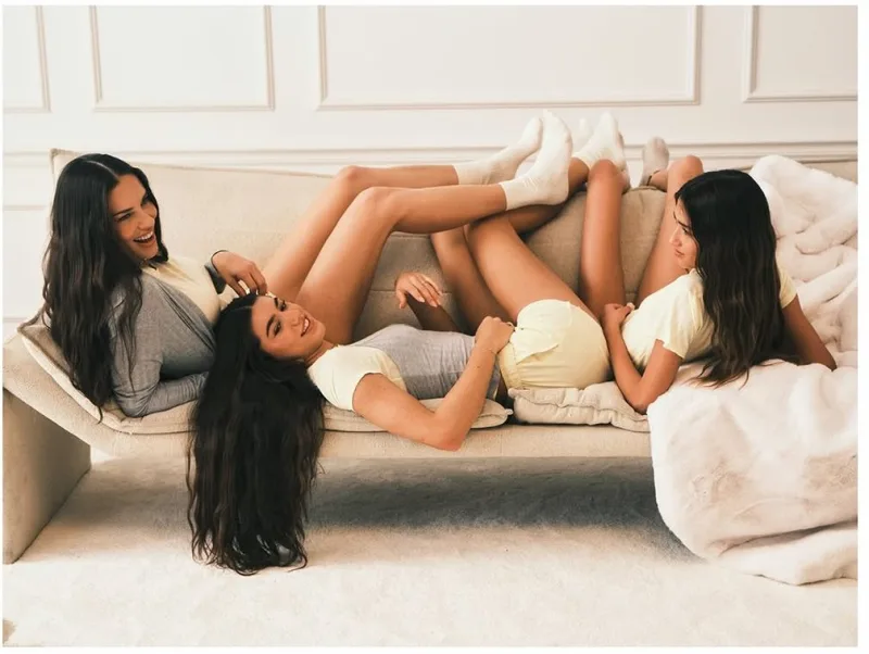 Η Adriana Lima με τις κόρες της στη νέα καμπάνια της Victoria's Secret για τη Γιορτή της Μητέρας.