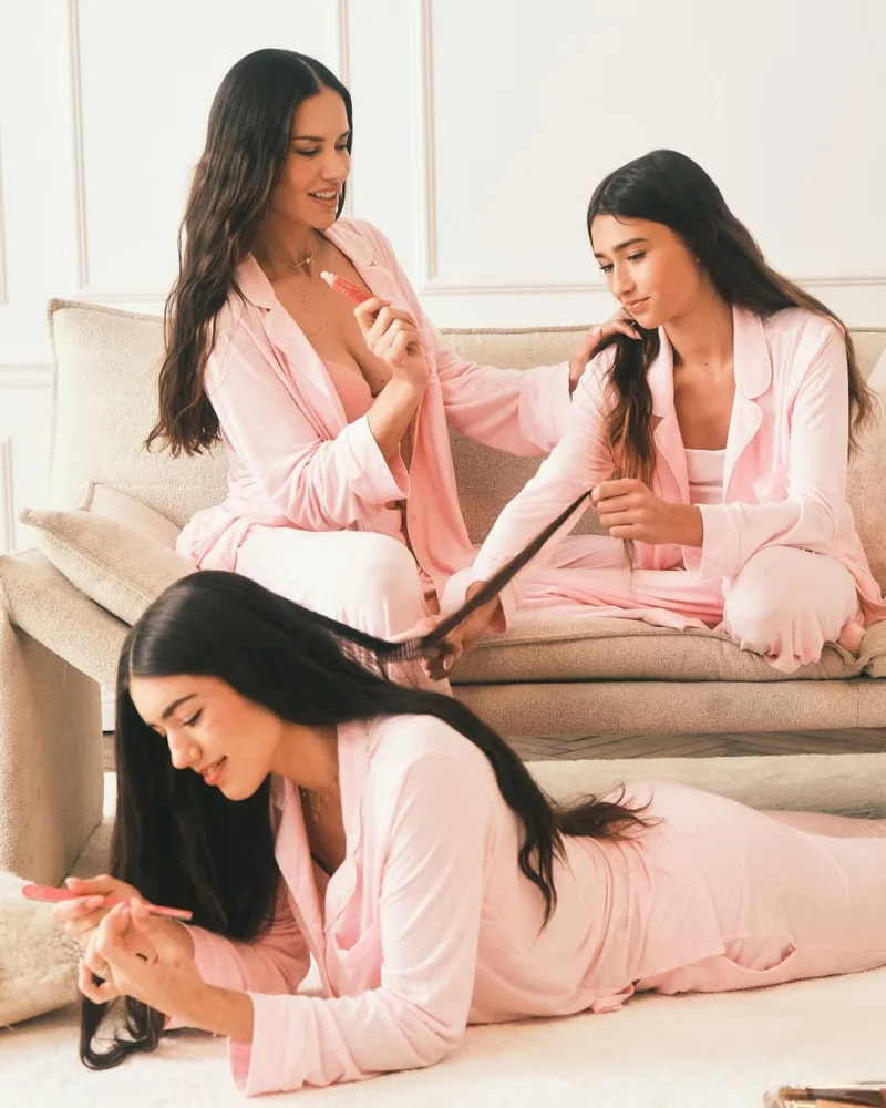 Η Adriana Lima με τις κόρες της στη νέα καμπάνια της Victoria's Secret για τη Γιορτή της Μητέρας, ποζάρουν με ροζ πιτζάμες.