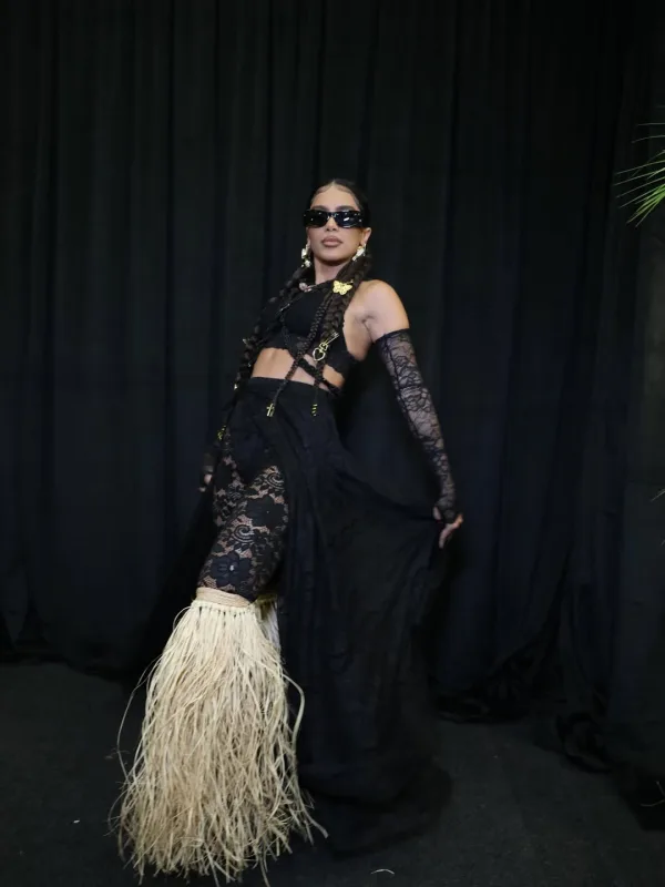 Η τραγουδίστρια Anitta σε φωτογραφία από τον προσωπικό της λογαριασμό στο Instagram για τη συνεργασία με τον The Weeknd.