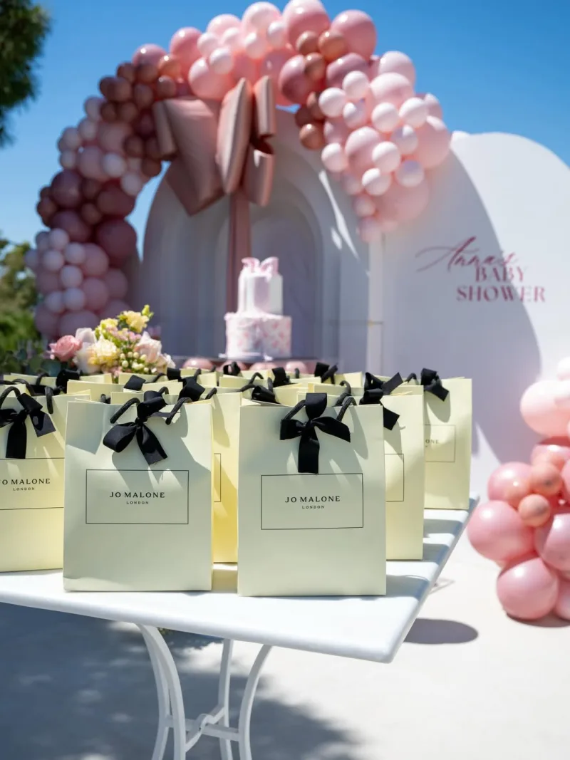 Δεκάδες δώρα Jo Malone στο baby shower της Άννας Πρέλεβιτς, με ροζ μπαλόνια και τούρτα.