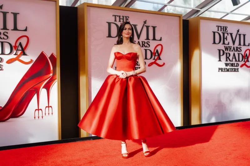 Η Anne Hathaway με εντυπωσιακή κόκκινη τουαλέτα στην πρεμιέρα του The Devil Wears Prada 2 στη Νέα Υόρκη.