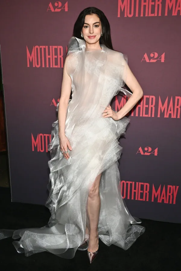 Η Anne Hathaway ποζάρει στο κόκκινο χαλί με το εντυπωσιακό «cloud dress» σε εκδήλωση για την ταινία Mother Mary.