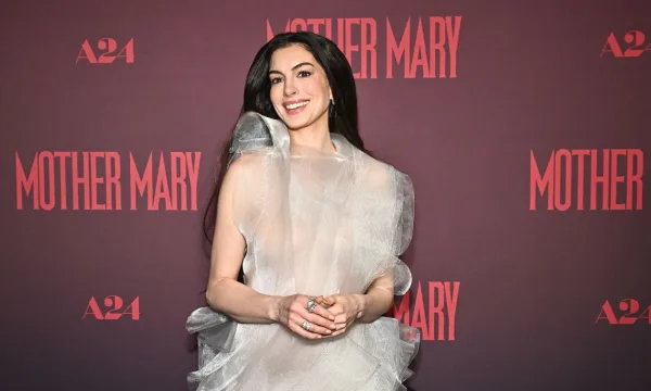 Η Anne Hathaway ποζάρει χαμογελαστή στο κόκκινο χαλί με το εντυπωσιακό «cloud dress» για την πρεμιέρα της ταινίας Mother Mary.