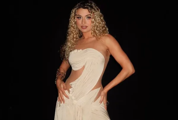 Η Antigoni Buxton με εντυπωσιακό φόρεμα, αναφορά στο Eurovision 2026 και το προφητικό video του 2005.
