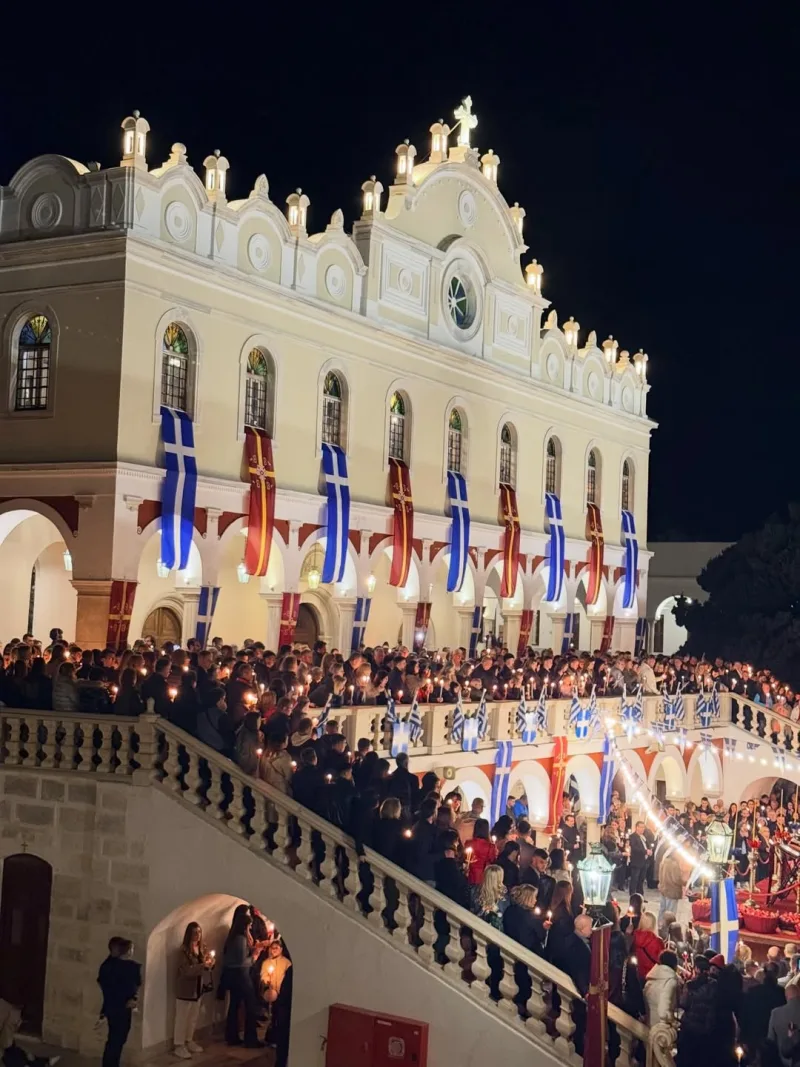 Πλήθος πιστών με αναμμένα κεριά παρακολουθούν την Ανάσταση στην Τήνο, στο πλαίσιο του εορτασμού του Πάσχα.