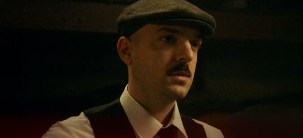 «Ρεμπέτικο»: Η νέα επιτυχία του APON και το music video με γνωστό ηθοποιό σε ρόλο – έκπληξη