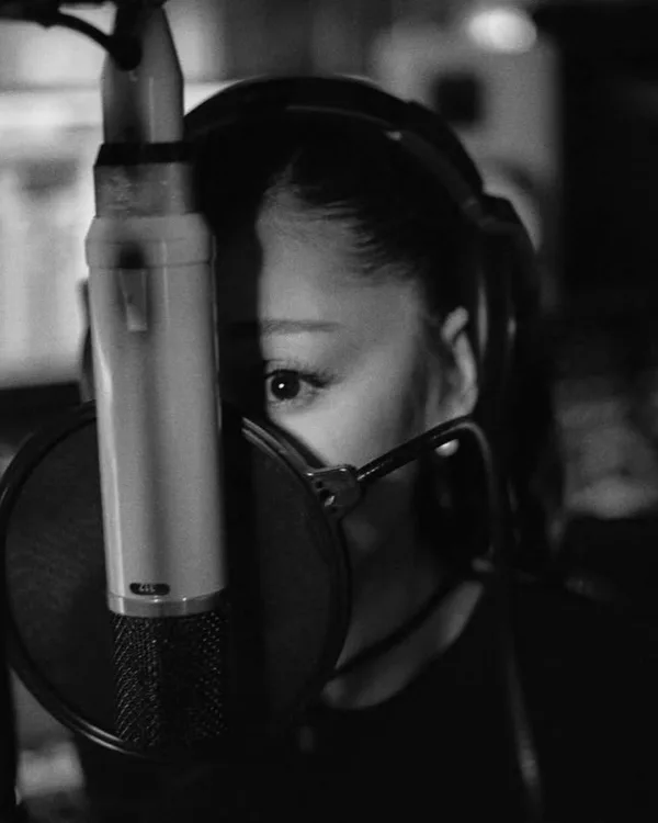 Η Ariana Grande πίσω στο studio ετοιμάζει το νέο της album, με το βλέμμα της στραμμένο στο μικρόφωνο.