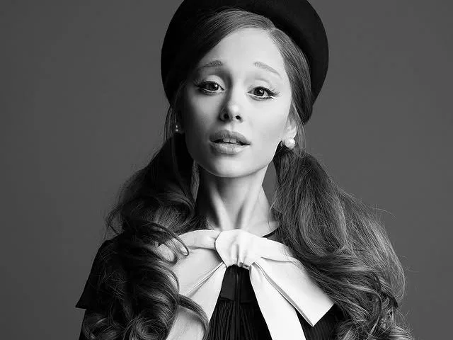 Η Ariana Grande με αφέλειες και καπέλο ποζάρει για το sequel του Meet the Parents, αποκαλύπτοντας την πρώτη εικόνα.