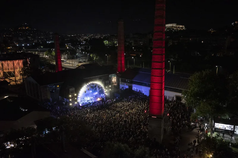 Νυχτερινή σκηνή με πλήθος κόσμου στο Athens Jazz festival, τιμώντας τα 25 χρόνια του θεσμού στην Τεχνόπολη.