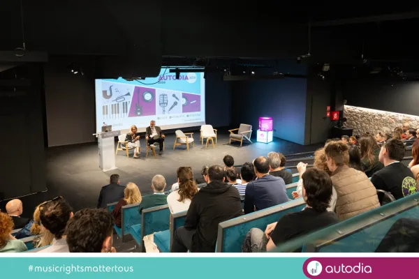 Στιγμιότυπο από τα σεμινάρια Autodia Labs 2026 με ομιλητές και κοινό σε αμφιθέατρο.