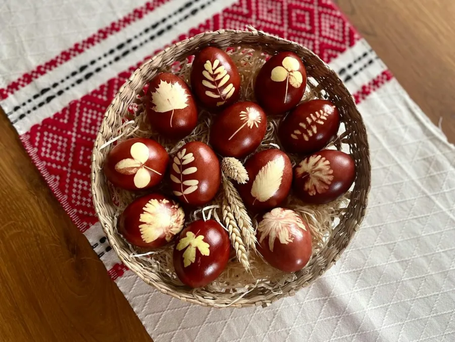 Πασχαλινά αυγά με φυσικά σχέδια από φύλλα και λουλούδια σε καλάθι, ιδέες για διατήρηση.