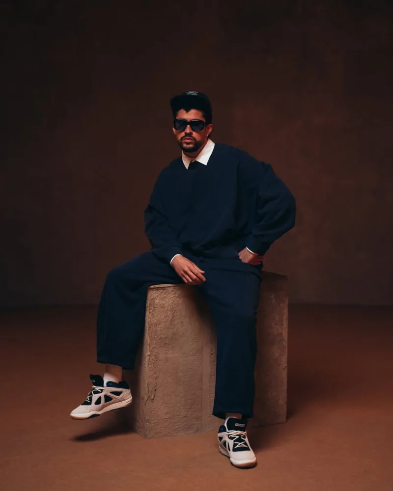 Ο Bad Bunny ποζάρει με τα νέα sneakers BADBO 1.0 από τη συνεργασία του με την Adidas.