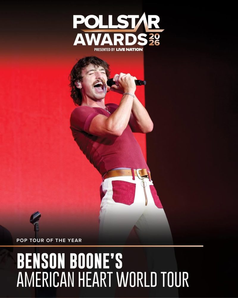 Ο Benson Boone τραγουδάει ζωντανά στην περιοδεία του «American Heart World Tour», τιμώμενη στα Pollstar Awards 2026.