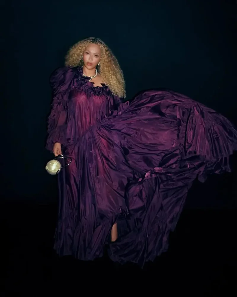 Η Beyoncé με εντυπωσιακό μωβ φόρεμα Saint Laurent (YSL) σε κομψή εμφάνιση.