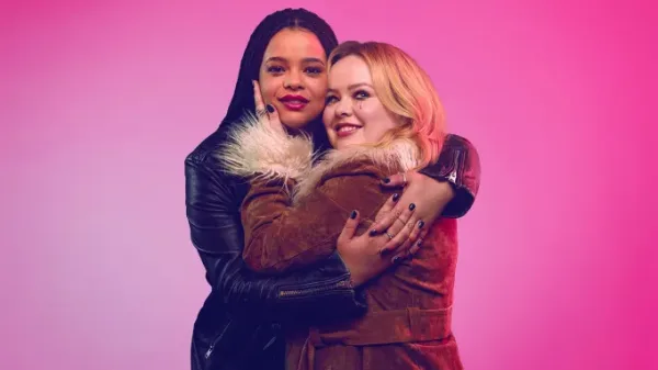 Η Nicola Coughlan και η Lydia West επιστρέφουν στο «Big Mood» – Όσα αποκαλύπτουν για τη νέα σεζόν