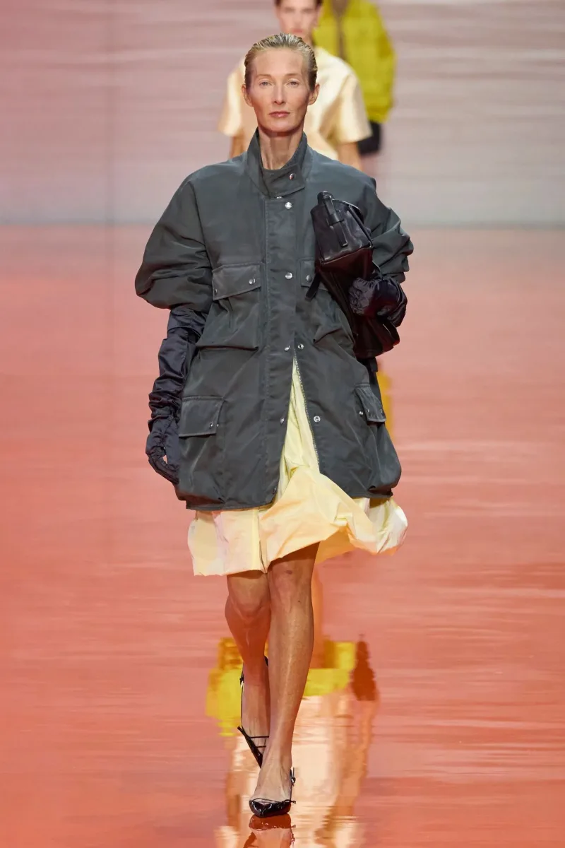 Μοντέλο παρουσιάζει την «brit jacket», το πανωφόρι-κλειδί της άνοιξης 2026, σε πασαρέλα μόδας.