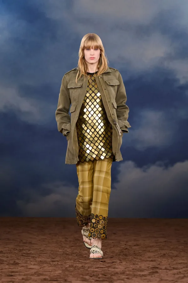 Μοντέλο παρουσιάζει την «brit jacket» και την τάση για την άνοιξη 2026 με καρό παντελόνι και ιδιαίτερες λεπτομέρειες.