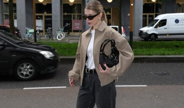 Η «brit jacket» επιστρέφει: Το πανωφόρι-κλειδί της άνοιξης 2026