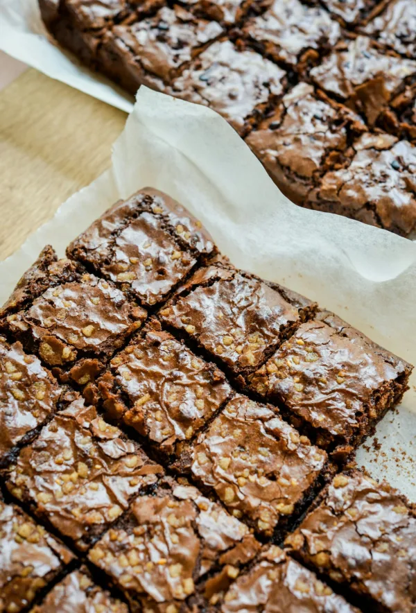 Λαχταριστά σοκολατένια protein brownies χωρίς ζάχαρη, ιδανικά για υγιεινή διατροφή.