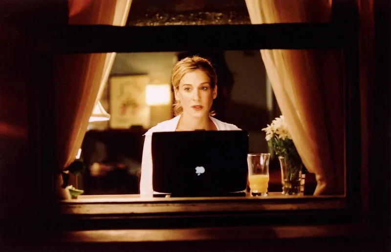Η Carrie Bradshaw μπροστά από τον υπολογιστή της, σε μια εμβληματική σκηνή του Sex and the City που συζητήθηκε στην Vogue.