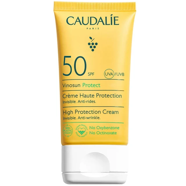 Αντηλιακή κρέμα προσώπου Caudalie Vinosun Protect SPF50 σε κίτρινο σωληνάριο.