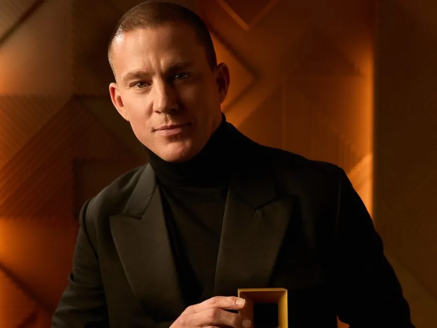Ο Channing Tatum με μαύρο ζιβάγκο και σακάκι σε πορτρέτο.