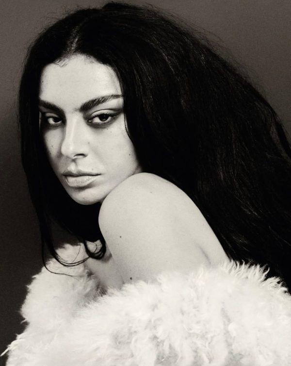 Charli XCX: Όλη η αλήθεια για το rock album που έγινε viral πριν καν κυκλοφορήσει
