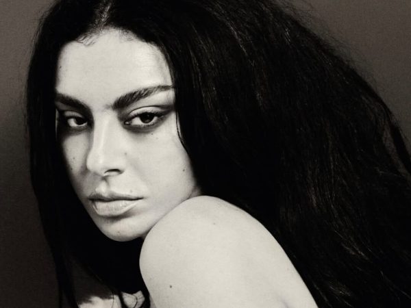 Νέο άλμπουμ από την Charli XCX – Τι συμβαίνει με τις φήμες και τις συνεργασίες